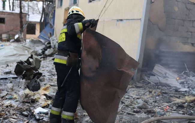 Обстріл Харкова: окупанти влучили у житловий будинок, почалася пожежа