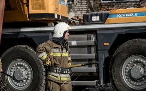 "Бандероль" у Харкові зруйнувала під'їзд багатоповерхівки, під завалами можуть бути люди