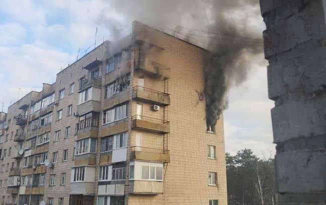 В Буче снаряд попал в многоэтажку. Пожар не смогли полностью потушить из-за обстрелов