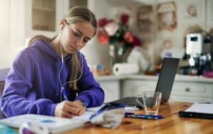 Канікули та дистанційне навчання можуть продовжити: що рекомендує МОН