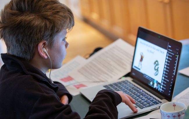 Тисячам українських дітей у країні ЄС дадуть гроші на ноутбуки: які умови