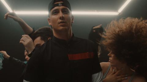 Украинский певец в новом видео устроил гонки по городу за Женщиной-кошкой