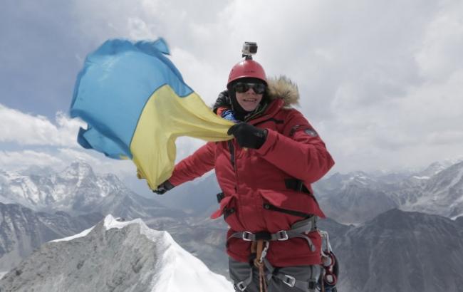 Команда шоу "Світ навиворіт" установила украинский флаг на легендарной вершине Гималаев