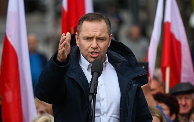 Президент Польщі силоміць зайшов до Конституційного трибуналу, біля суду сутички
