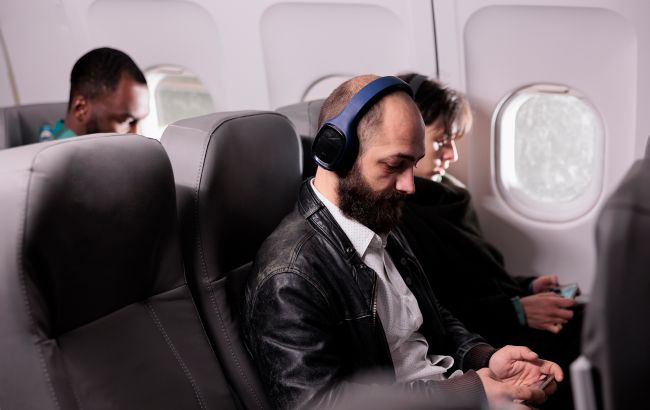 Один із найнебезпечніших предметів на борту: стюардеса дала пораду про використання навушників