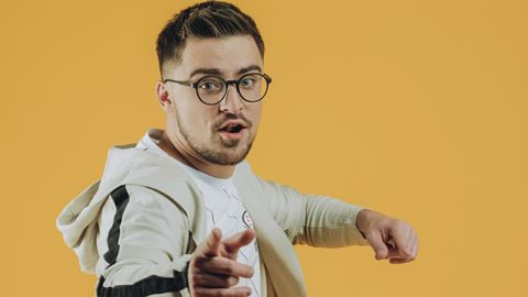 Шоумен и певец JULIK о первом альбоме, Dzidzio и активности в Instagram