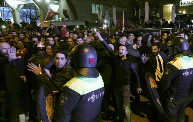 В Нидерландах полиция водометами разогнала митинг у посольства Турции