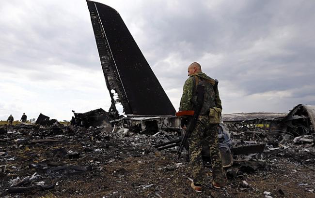 Сестра погибшего на борту сбитого Ил-76 десантника вернула Порошенко орден брата