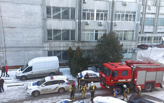 В Києві стався вибух на території колишнього заводу, під завалами можуть бути люди