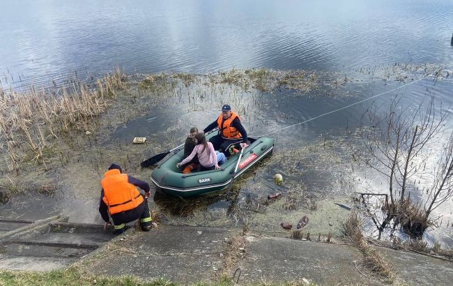 В Ровенской области спасли детей на оторвавшемся от берега понтоне