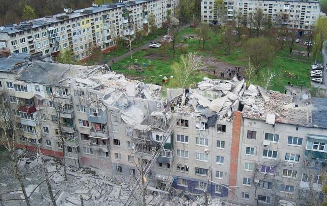 Обстріл Слов'янська: рятувальники дістали з-під завалів дитину