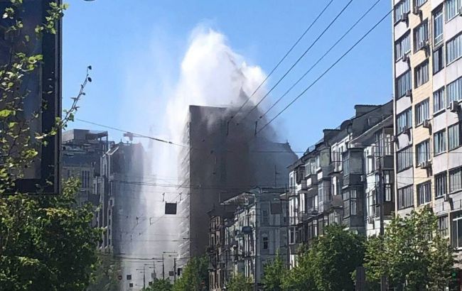 "Фонтан" дістає висоти будинку. В Києві стався прорив водогону