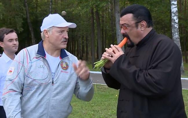 Лукашенко пригостив Сігала морквиною зі своєї грядки