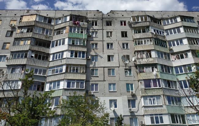 Российские оккупанты ударили артиллерией по многоэтажке в Херсоне