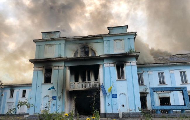 Росіяни розбомбили Палац культури у Часовому Ярі, будівля згоріла