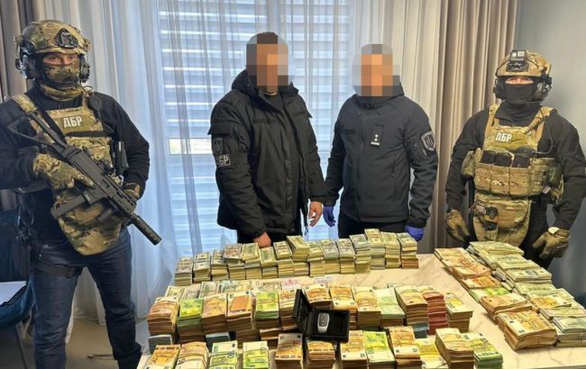 Злитки золота й мільйони доларів. Депутата Рівненської облради викрито на незаконному збагачені