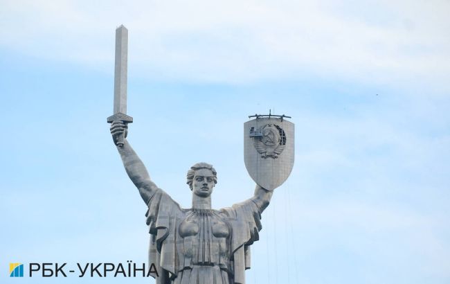 В Киеве начали демонтаж герба на монументе "Родина-Мать": фото