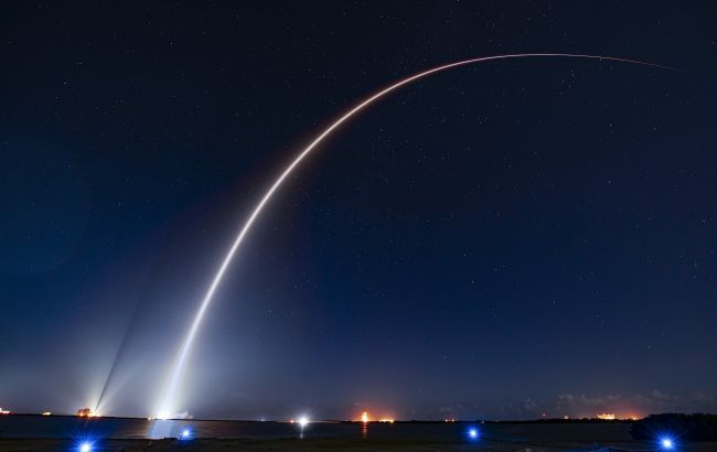 SpaceX здійснила черговий запуск супутників Starlink: відео операції
