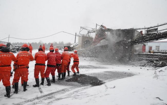 В результате взрывов на шахтах в Китае погибли не менее 38 человек