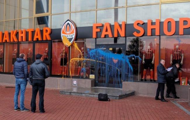 В Харькове Fan Shop "Шахтера" облили синей краской