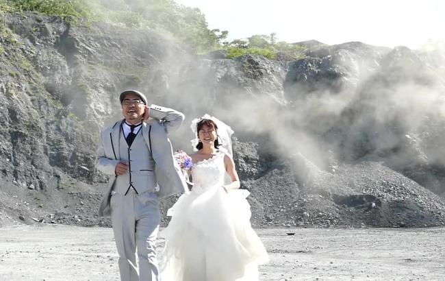 В Японии молодожены устроили свадебную фотосессию на фоне взрывов