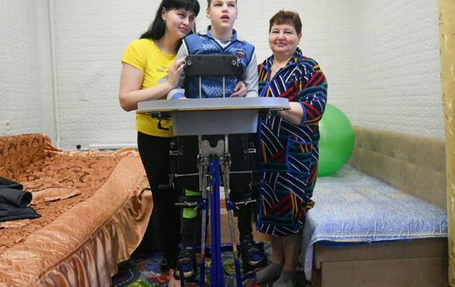 Фонд братів Суркісів придбав вертикалізатор для 10-річного Сашка