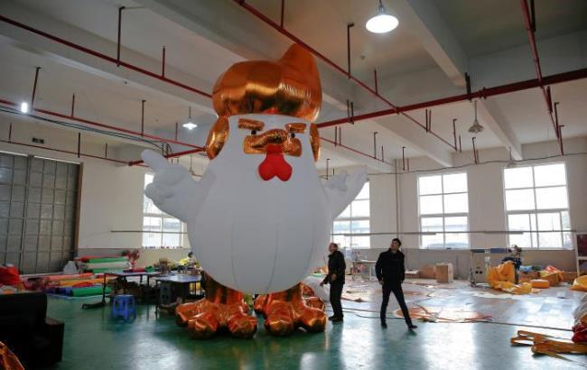 В Китае начали производство гигантских воздушных петухов похожих на Трампа