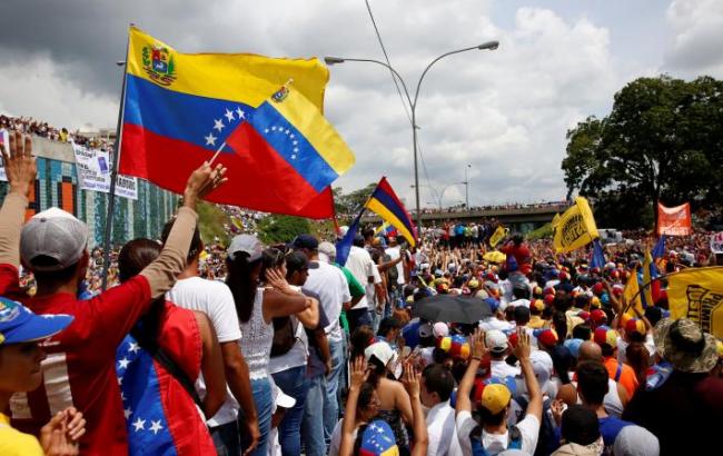 В Венесуэле в результате протестов против президента Мадуро погиб полицейский