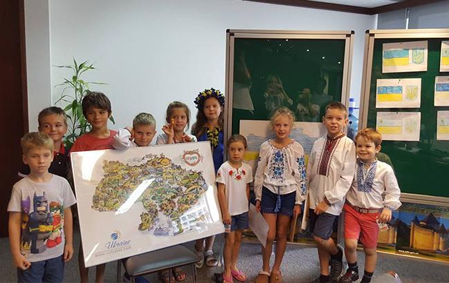 У Сінгапурі діти почали вчитися за українськими книгами