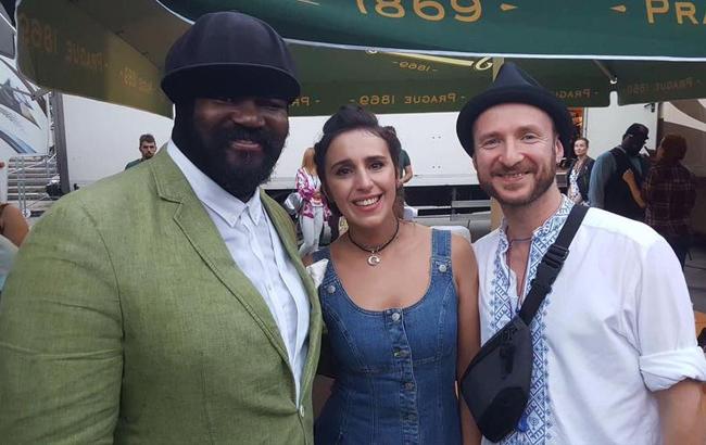 Джамала подарила вышиванку легендарному обладателю "Грэмми"