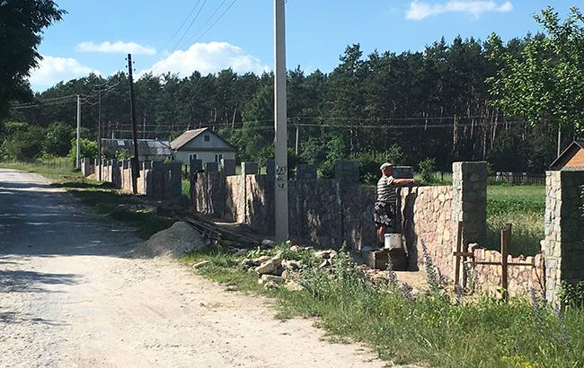 Українських заробітчан присоромили через розкішні паркани