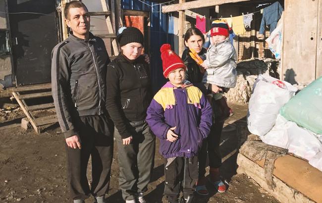 "Никто не обратил внимания на трех детей": семья два года жила на свалке в Одессе (фото)