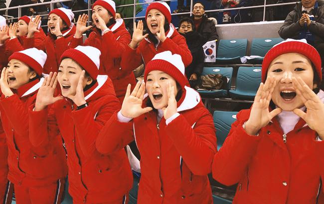 "Аж совком засмерділо": надто активні вболівальники КНДР розсмішили мережу (відео)