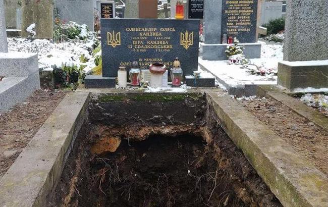 Семья Михайлишина, которого похоронили на месте Олеся, не знала о могиле поэта