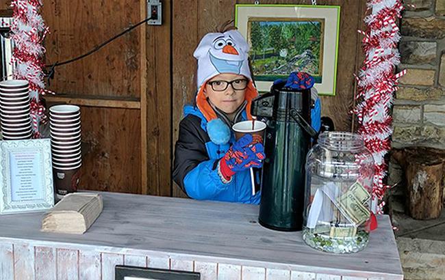 Хворий на рак 6-річний хлопчик продає какао, щоб допомогти іншим дітям