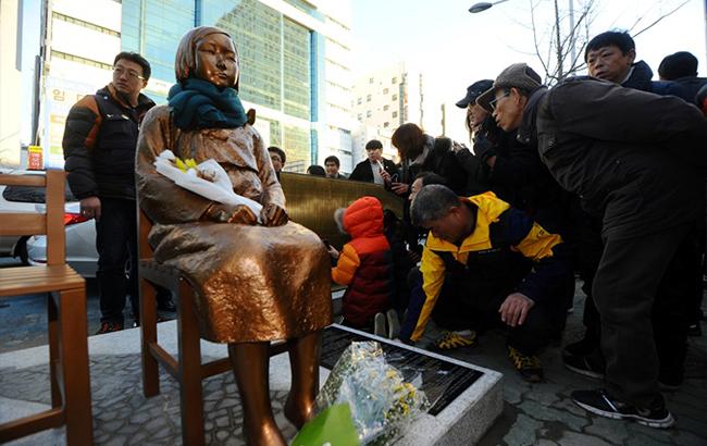 Корейцы установили у японского консульства скульптуру "женщины для утешения"