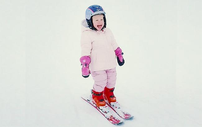 Двухлетняя дочь Владимира Кличко покаталась на лыжах в Австрии