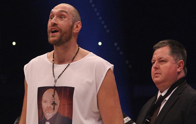 Фьюри показал припрятанный чемпионский пояс