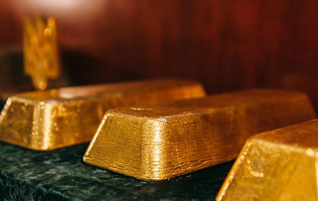 Цена на золото поднялась к рекордным показателям с 2013 года