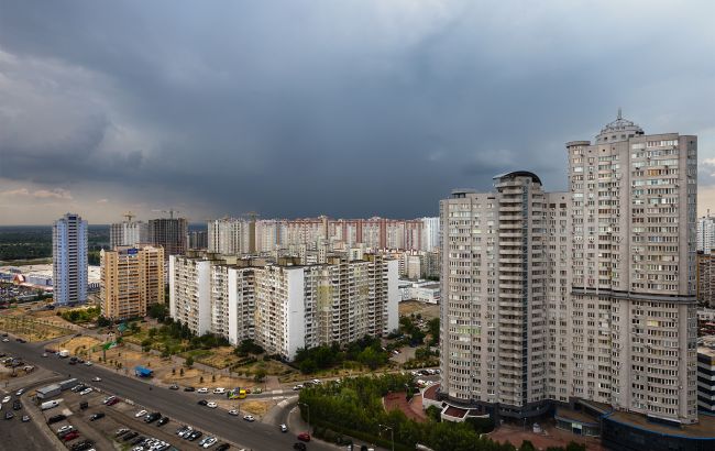 Шквали, град і грози вже близько: яким областям готуватись до негоди