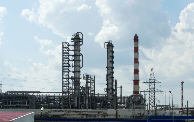 ЗСУ ударили по НПЗ із топ-5 найбільших у РФ і базі катерів в Криму (відео)