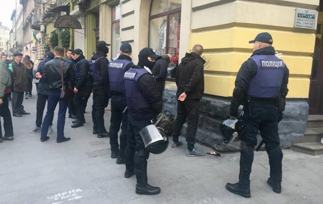 Во Львове полиция задержала несколько десятков человек с кастетами и ножами