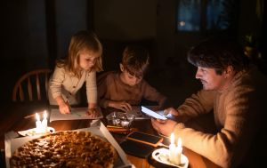 Світло за графіком, але не всюди. Що буде з відключеннями в Україні 9 лютого