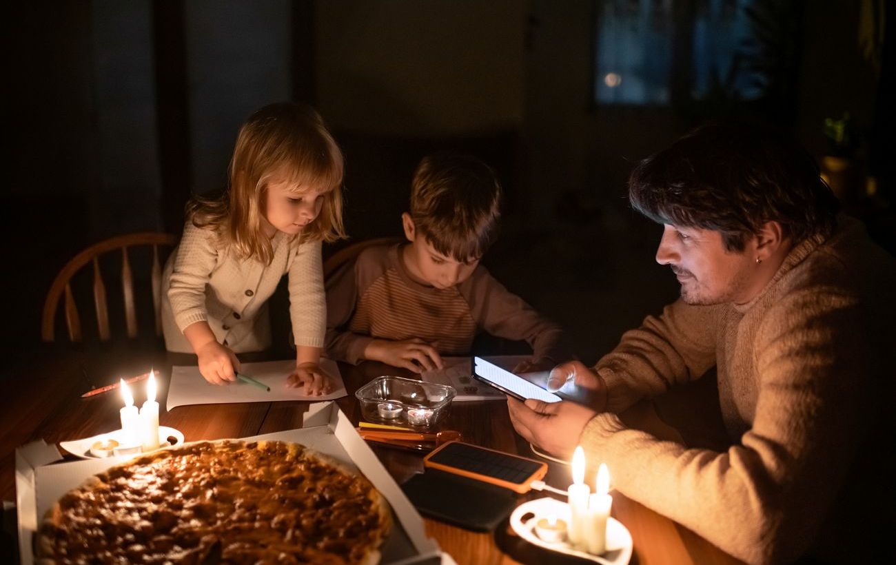 Світло вимикатимуть не у всіх регіонах: "Укренерго" визначилось з графіками на 17 грудня