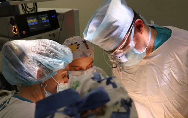 Українські лікарі видалили пухлину 12-денному немовляті: як почувається крихітка