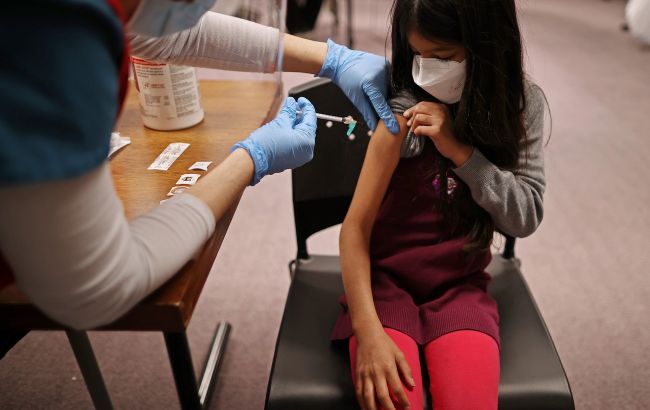Великобритания начала вакцинировать детей с 5 лет, но не всех: кто получит COVID-вакцину