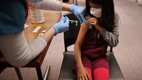 У США схвалили бустери для деяких дітей і скоротили час між щепленнями