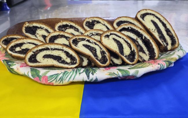 Украинские полярники испекли "Пирог Независимости" в тысячах километров от дома (фото)