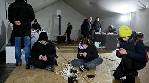 По всьому Києву почались екстрені відключення світла