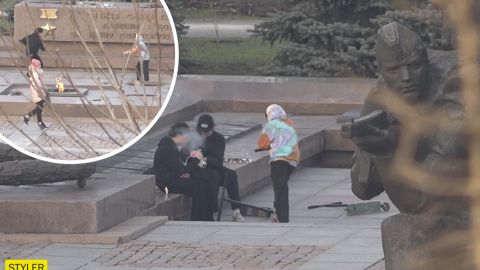 В Николаеве подростки гоняли на самокатах на&nbsp;плитах Вечного огня: прохожие не реагировали